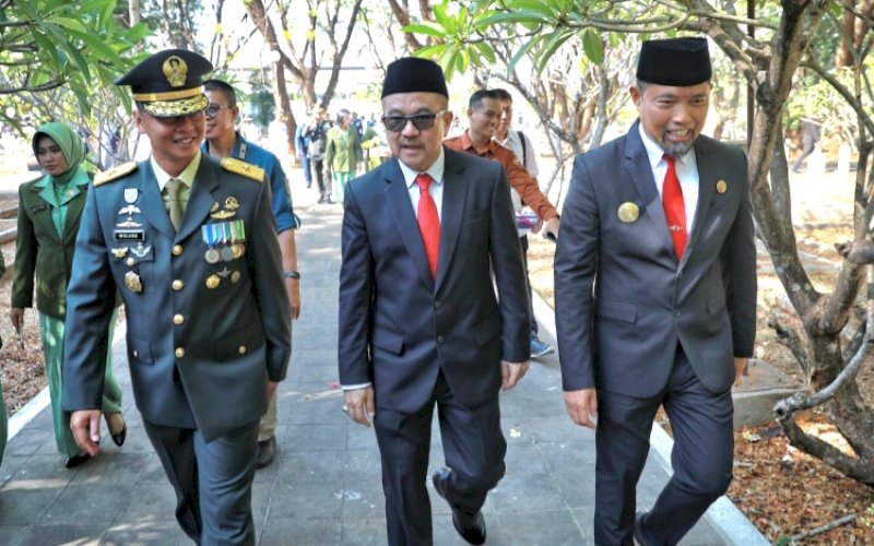 ZIARAH. Pjs Wali Kota Makassar, Andi Arwin Azis (kanan), menghadiri Ziarah Nasional di Taman Makam Pahlawan Panaikang Makassar, Jumat (4/10/2024). foto: istimewa