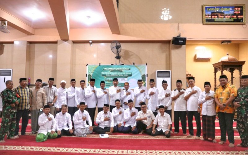 PELANTIKAN. Pjs Wali Kota Makassar, Andi Arwin Azis, melantik dan mengukuhkan pengurus Masjid Besar Al Abrar masa khidmat 2024-2029, di Masjid Al Abrar yang terletak di Jl Sultan Alauddin, Kota Makassar, Rabu (23/10/2024) malam. foto: istimewa