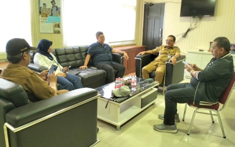 PERTEMUAN. Sekretaris Dinas Pendidikan Provinsi Sulsel, Andi Ibrahim, yang juga salah seorang alumni UNM/IKIP menerima panitia pelantikan pengurus pusat IKA UNM. foto: istimewa