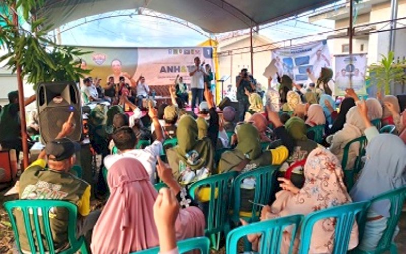 KAMPANYE. Pasangan Calon Wali Kota dan Wakil Wali Kota Parepare Nomor Utut 1, Andi Nurhaldin Nurdin Halid-Taqyuddin Djabbar (ANH-TQ), menggelar kampanye tatap muka di Jl Keterampilan, Kelurahan Cappa Galung, Kecamatan Bacukiki Barat, Kota Parepare, Kamis (10/10/2024). foto: istimewa