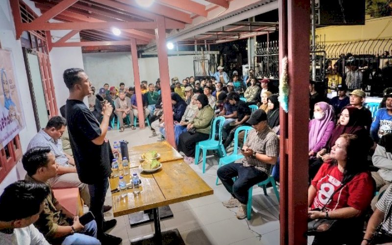 SILATURAHMI. Calon Wali Kota Makassar, Andi Seto Gadhista Asapa, bersilaturahmi dan berdialog dengan ratusan buruh tersebut di Jl Timah, Kelurahan Balla Parang, Kecamatan Rappocini, Kota Makassar, Rabu (23/10/2024) malam. foto: istimewa