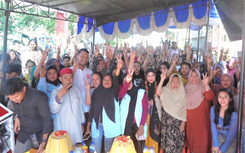 SILATURAHMI. Calon Wali Kota Makassar, Andi Seto Gadhista Asapa, silaturahmi bersama warga Kampung Sapiria, Kelurahan Lembo, Kecamatan Tallo, Kota Makassar, Minggu (6/10/2024). foto: istimewa