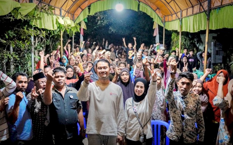 SILATURAHMI. Calon Wali Kota Makassar, Andi Seto Gadhista Asapa, disambut dengan penuh antusias saat bersilaturahmi dengan para relawan di sela-sela mengunjungi tiga posko relawan, Sabtu (13/10/2024) malam. foto: istimewa