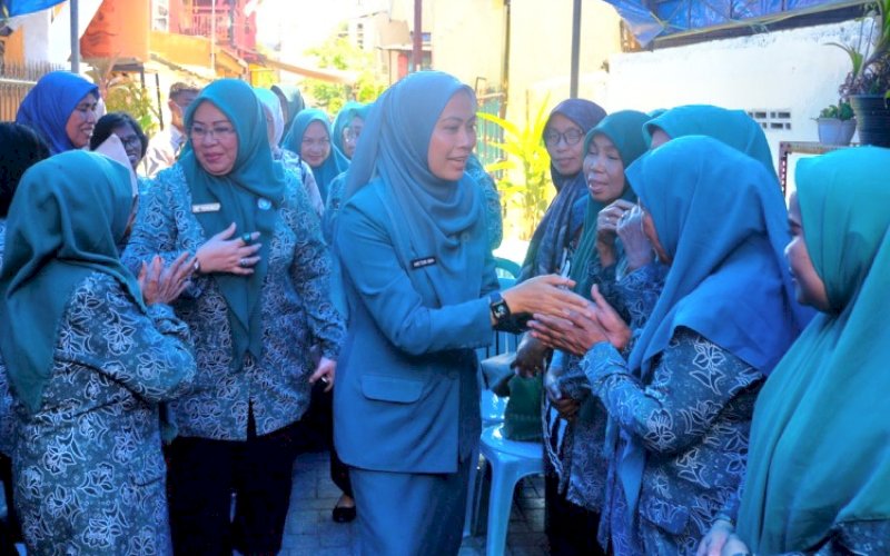 MONITORING. Pjs Ketua TP PKK Kota Makassar, Andi Tenri Anna, bersama pengurus TP PKK Kota Makassar monitoring dan pembinaan Posyandu terintegrasi di 15 kecamatan se-Kota Makassar yang dimulai di Posyandu Dahlia 09, Kelurahan Mapala, Kecamatan Rappocini, Kota Makassar, R.abu (2/10/2024). foto: istimewa