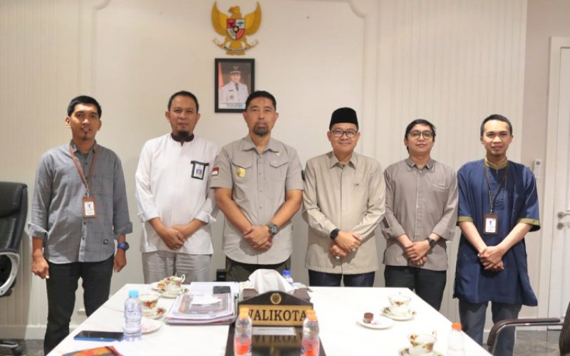 PERTEMUAN. Ketua Baznas Kota Makassar M Ashar Tamanggong menemui Penjabat Sementara (Pjs) Wali Kota Makassar Andi Arwin Azis di Ruang Rapat Wali Kota Makassar, Jumat (18/10/2024). foto: istimewa