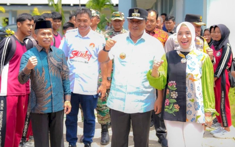 UJI COBA. Pj Gubernur Sulbar, Bahtiar Baharuddin, menghadiri uji coba penerapan makan bergizi gratis di SMAN 1 Mamuju, Jumat (25/10/2024) lalu. Bahtiar Baharuddin rencananya, hari ini, Rabu (30/10/2024), kembali melakukan uji coba di sejumlah sekolah di Majene, Sulbar. foto: istimewa