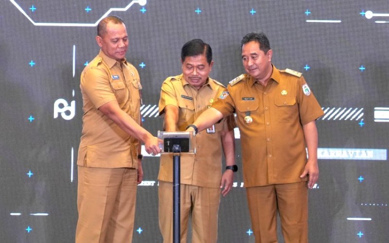 RAKOR. Pj Gubernur Sulbar, Bahtiar Baharuddin (kanan), mengikuti Rapat Koordinasi (Rakor) Keberlanjutan Learning Management System (LMS) Pamong Desa Tahun 2024 di Jakarta, Selasa (15/10/2024). foto: istimewa