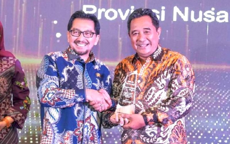 PENGHARGAAN. Pj Gubernur Sulbar, Bahtiar Baharuddin, menerima penghargaan Badan Pangan Nasional (Bapanas) di Jakarta, Kamis (17/10/2024) malam. foto: istimewa