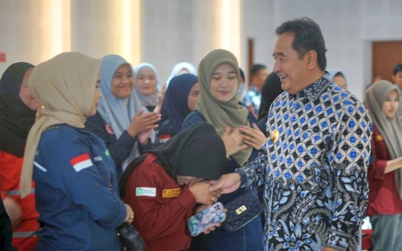 SILATURAHMI. Pj Gubernur Sulbar, Bahtiar Baharuddin, menyalami para pemuda pada dialog silaturahmi bersama Organisasi Kepemudaan (OKP) se-Sulbar di Kantor Gubernur Sulbar, Sabtu (5/10/2024). foto: istimewa