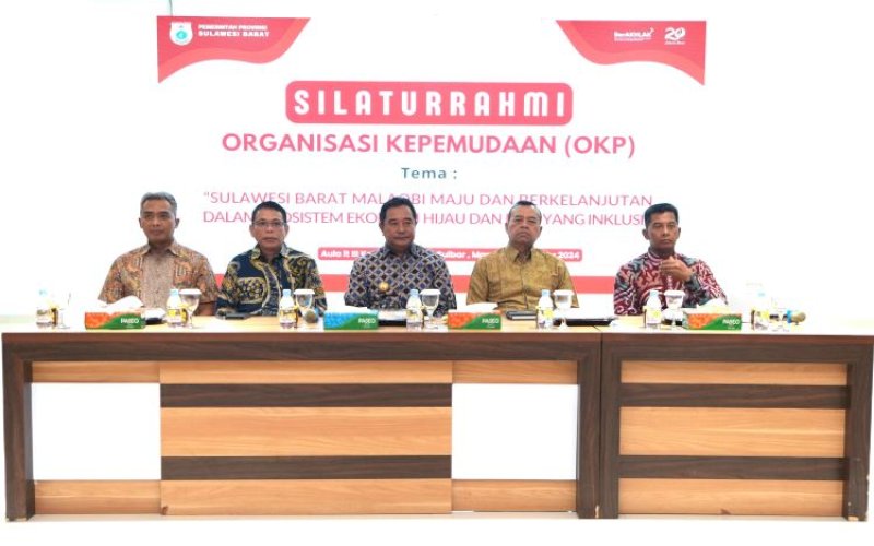 SILATURAHMI. Dialog Silaturahmi Organisasi Kepemudaan (OKP) dan Pemerintah Provinsi (Pemprov) Sulbar yang dihadiri langsung Pj Gubernur Sulbar, Bahtiar baharuddin, berlangsung di Kantor Gubernur Sulbar, Sabtu (5/10/2024). foto: istimewa