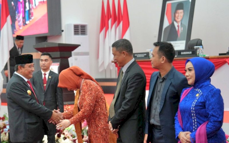 BERI SELAMAT. Pj Gubenur Sulbar, Bahtiar Baharuddin, memberikan ucapan selamat kepada empat pimpinan DPRD Provinsi Sulbar masa jabatan 2024-2029 yang resmi dilantik, Selasa (29/10/2024). foto: istimewa