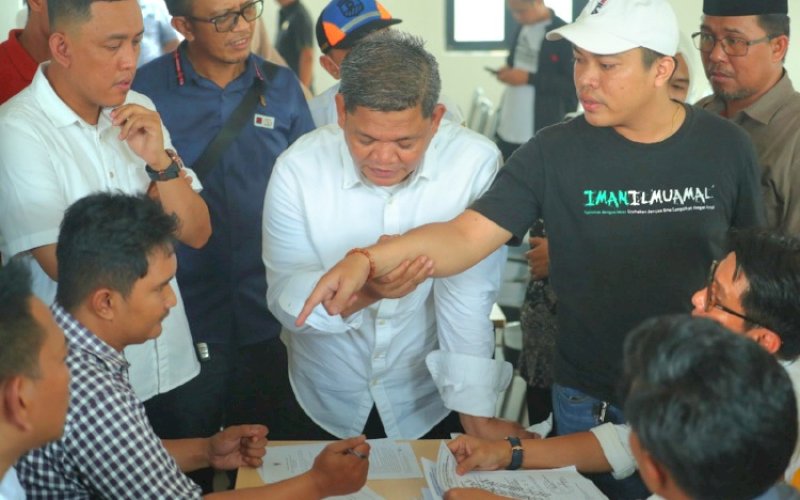 SIDAK. Rombongan DPRD Kota Makassar melakukan Inspeksi Mendadak (Sidak) ke Restoran Mie Gacoan di Jl Alauddin, Kota Makassar, Rabu (16/10/2024). foto: istimewa