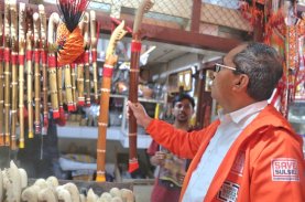 Danny Pomanto Beli Parang dan Anyaman Khas Toraja saat Blusukan di Pasar Rakyat Bolu