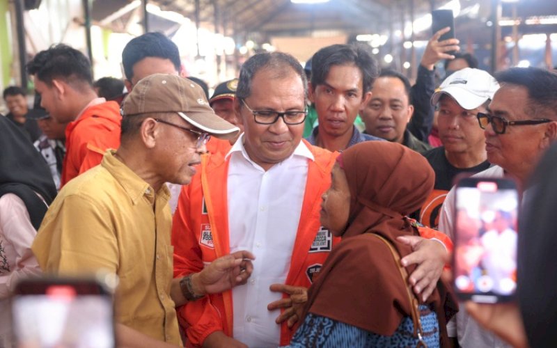 BLUSUKAN. Calon Gubernur Sulsel Nomor Urut 1, Moh Ramdhan Pomanto, menyapa warga dan pedagang saat blusukan di salah satu pasar di Kabupaten Enrekang, Kamis (10/10/2024). foto: istimewa