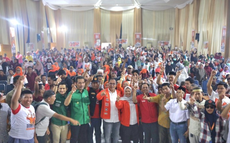 DUKUNGAN. Ribuan pendukung Pasangan Calon Gubernur dan Wakil Gubernur Sulsel Nomor Urut 1, Moh Ramdhan Pomanto-Azhar Arsyad, tumpah ruah di Gedung Pertemuan Sinjai, Jl Persatuan Raya, Kecamatan Sinjai Timur, Kabupaten Sinjai, Jumat (25/10/2024) siang. foto: istimewa