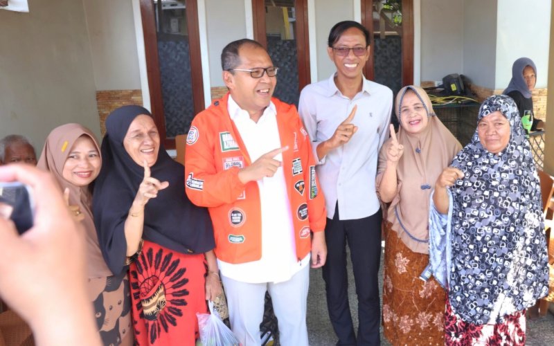 SOSIALISASI. Moh Ramdhan Pomanto melanjutkan sosialisasi sebagai kontestan Pilgub Sulsel 2024 dengan menemui tokoh masyarakat di Kelurahan Tombolo, Kecamatan Somba Opu, Kabupaten Gowa, Selasa (1/10/2024). foto: istimewa