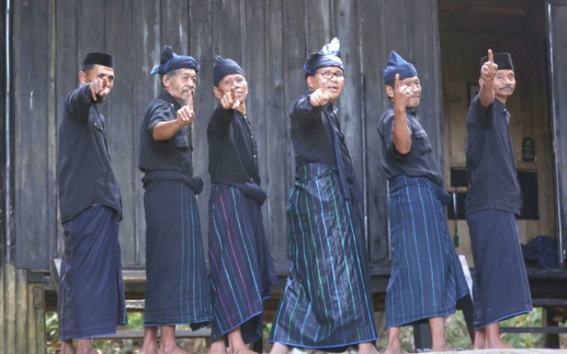 GELAR PENGHORMATAN. Calon Gubernur Sulsel Nomor Urut 1, Moh Ramdhan Pomanto (ketiga kanan), saat melakukan kunjungan ke Tanah Adat Kajang, Desa Tana Toa, Kecamatan Kajang, Bulukumba, Sulsel, Kamis (24/10/2024). Danny Pomanto menerima gelar adat Puto Lipung Daeng Mana&rsquo;i yang diberikan langsung Ketua Adat Ammatoa. foto: istimewa