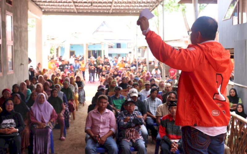 TATAP MUKA. Calon Gubernur Sulsel, Moh Ramdhan Pomanto, bertemu dan berdialog dengan para petani di Kecamatan Kelara, Kabupaten Jeneponto, Rabu (23/10/2024). foto: istimewa