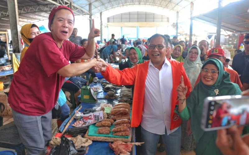 BLUSUKAN. Calon Gubernur Sulsel, Moh Ramdhan Pomanto, menyapa dan menyalami pedagang saat blusukan di Pasar Cekkeng Bulukumba, Kamis (24/10/2024). foto: istimewa