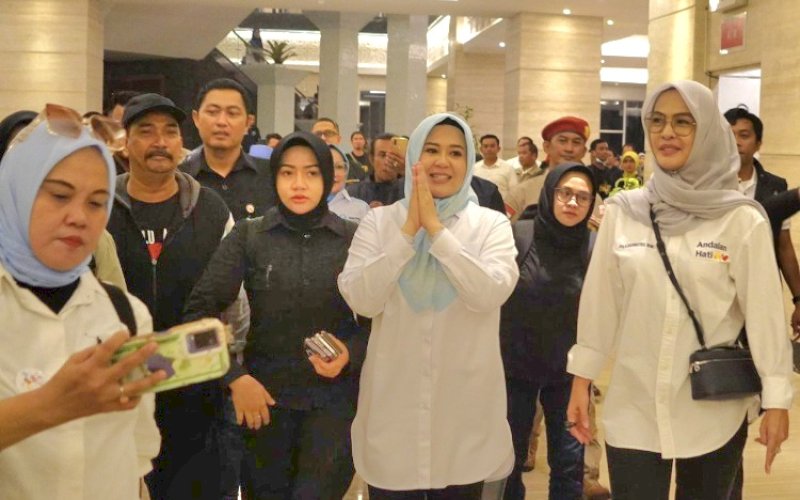 PERSIAPAN DEBAT. Calon Wakil Gubernur Sulsel Nomor Urut 2, Fatmawati Rusdi, tiba di lokasi Debat Publik Pasangan Calon Gubernur dan Wakil Gubernur Sulsel 2024 yang diselenggarakan KPU Provinsi Sulsel di Hotel Four Points by Sheraton Makassar, malam ini, Senin (28/10/2024). foto: istimewa
