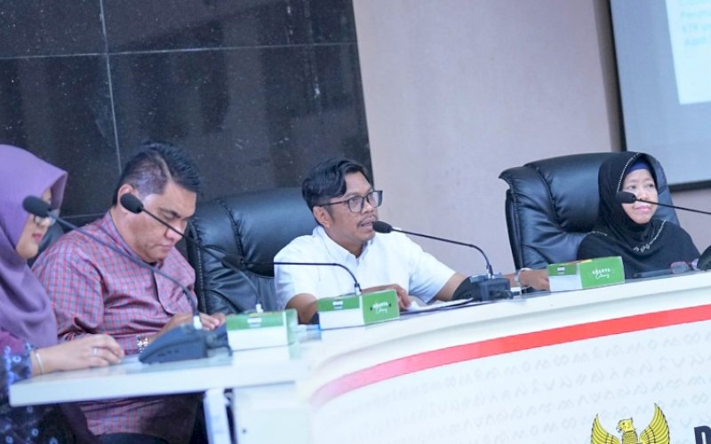 FGD. Pj Sekda Kota Makassar, Firman Hamid Pagarra (kedua kanan), membuka kegiatan Focus Group Discussion (FGD) terkait Implementasi Peraturan Daerah (Perda) Kawasan Tanpa Rokok (KTR) Tingkat Kecamatan di Ruang Sipakalebbi Balai Kota Makassar, Jumat (4/10/2024). foto: istimewa