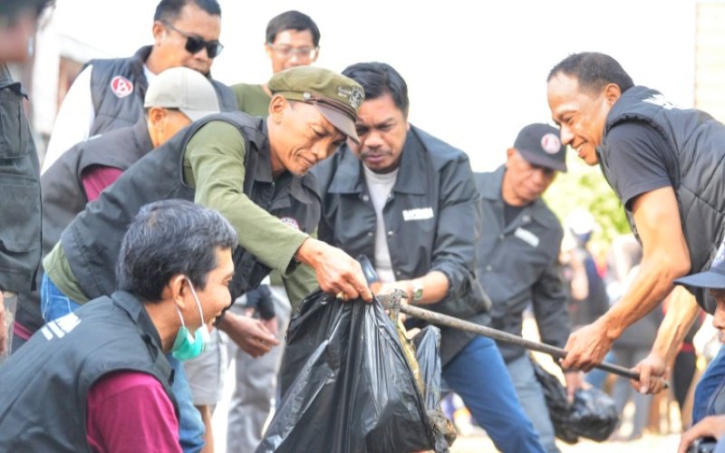 KERJA BAKTI. Pj Sekda Kota Makassar, Firman Hamid Pagarra, bersama Bapenda Kota Makassar menggelar kerja bakti bersama dalam program Sabtu Bersih di sekitar TPA Tamangapa dan Jl AMD Borong Jambu, Kecamatan Manggala, Kota Makassar Sabtu (5/10/2024). foto: istimewa