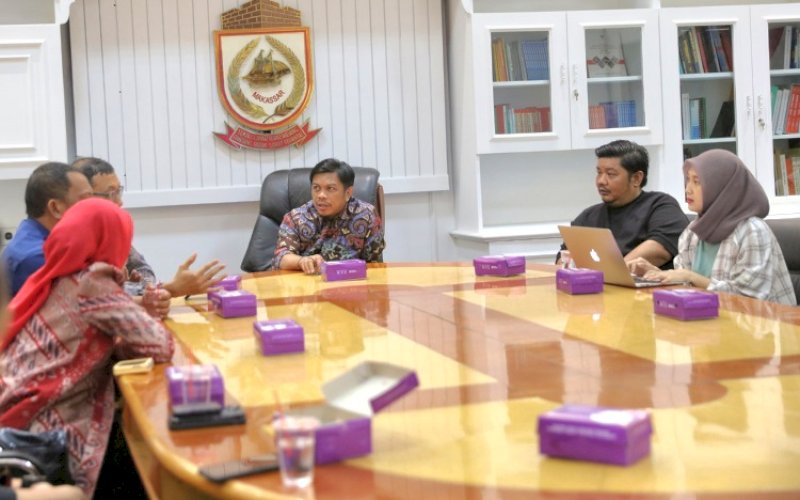 AUDIENSI. Pj Sekda Kota Makassar, Firman Hamid Pagarra, menerima audiensi dari komunitas Vespa Lingu dalam rangka persiapan event Vini Vidi Vespa di Ruang Rapat Sekda Balai Kota Makassar, Kamis (3/10/2024). foto: istimewa