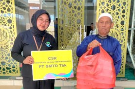 Jumat Berbagi, GMTD Bagikan Paket Nasi Kotak di Masjid