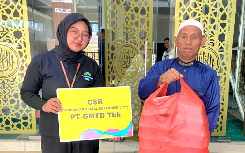 JUMAT BERBAGI. PT Gowa Makassar Tourism Development (GMTD) mengadakan kegiatan Jumat Berbagi dengan membagikan paket nasi kotak di beberapa masjid di Kota Makassar, Jumat (25/10/2024). foto: istimewa