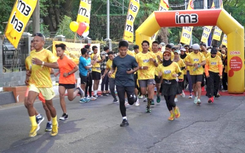 FUN RUN. Peserta mengikuti IM3 Fun Run usai dilepas di Kantor Indosat Ooredoo Hutchison di Jl Slamet Riyadi No 4, Kota Makassar, Minggu (7/10/2024). foto: istimewa
