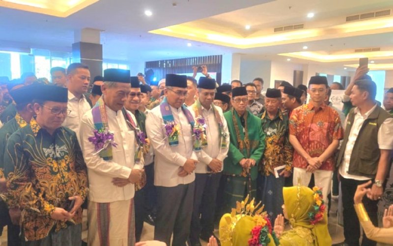 PELANTIKAN. Calon Wakil Walikota Makassar Nomor Urut 3, Ilham Ari Fauzi A Uskara (kedua kanan), hadir dalam acara pelantikan pengurus baru Nahdlatul Ulama (NU) Provinsi Sulsel di Hotel Claro Makassar, Senin (28/10/2024). foto: istimewa