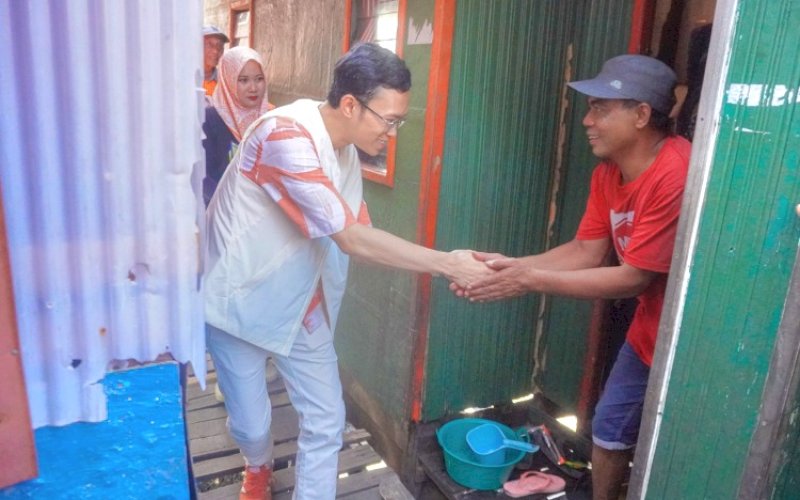 MENYAPA. Calon Wakil Wali Kota Makassar Nomor Urut 3, Ilham Ari Fauzi A Uskara, menyalami dan menyapa warga saat blusukan ke lorong-lorong di Kecamatan Ujung Tanah. foto: istimewa