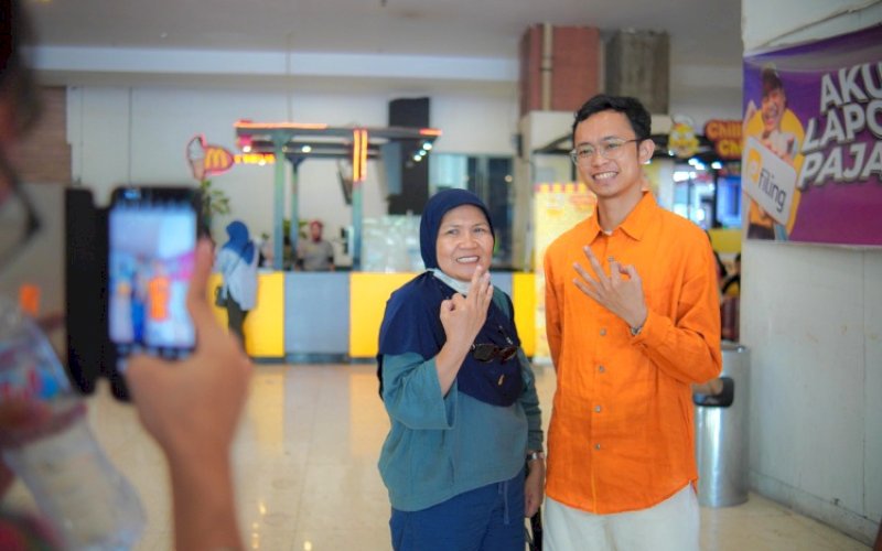 FOTO BERSAMA. Salah seorang pengunjung Mal Panakkukang Makassar foto bersama dengan Calon Wakil Wali Kota Makassar Nomor Urut 3, Ilham Ari Fauzi A Uskara, saat blusukan di Mal Panakkukang Makassar, Sabtu (19/10/2024). foto: istimewa