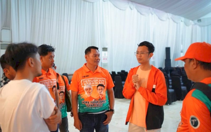 BERI TANGGAPAN. Juru Bicara Indira-Ilham Fauzi, Ilyas Arief, mendampingi Calon Wakil Wali Kota Makassar, Ilham Ari Fauzi A Uskara. foto: istimewa