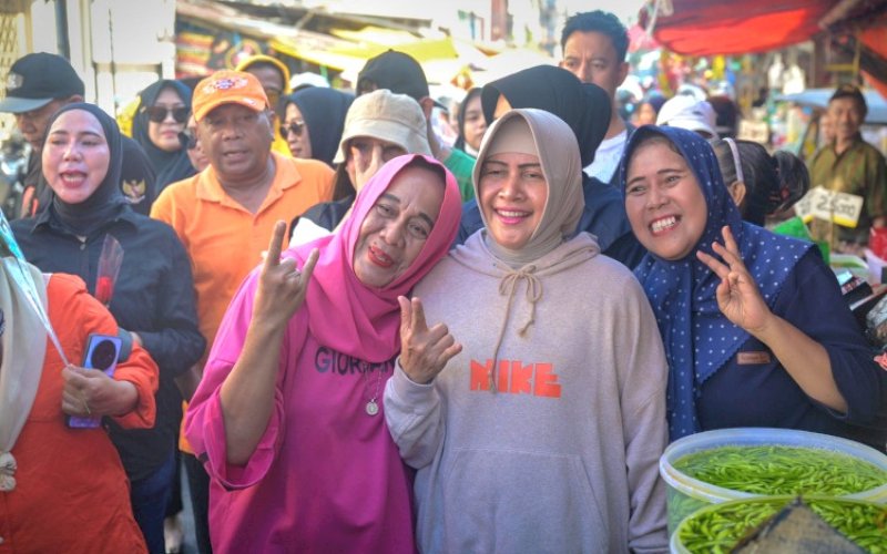 FOTO BERSAMA. Warga dan pefagang di Pasar Terong Makassar berebut foto bersama dengan Calon Wali Kota Makassar Nomor Urut 3, Indira Jusuf Ismail, yang datang berbelanja sekaligus blusukan di pasar ini, Rabu (9/10/2024) pagi. foto: istimewa