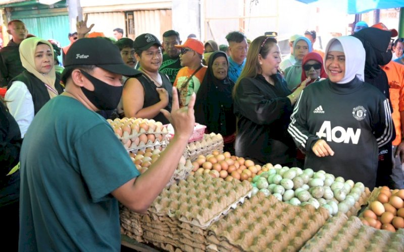 BLUSUKAN. Calon Wali Kota Makassar, Indira Jusuf Ismail, mengunjungi Pasar Bacan, Jl Bacan, Kelurahan Kampung Melayu Baru, Kecamatan Wajo, Kota Makassar,&nbsp;untuk berbelanja kebutuhan dapurnya, Senin (7/10/2024). foto: istimewa