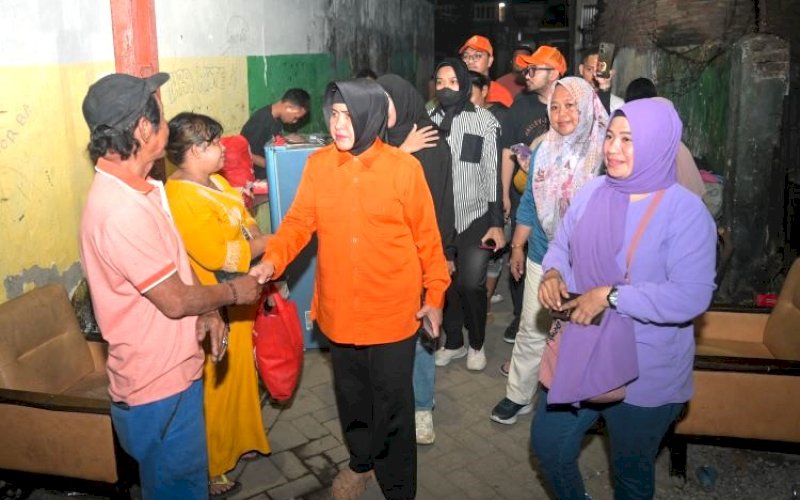 PEDULI. Calon Wali Kota Makassar, Indira Jusuf Ismail, mengunjungi korban kebakaran di Jl Landak, Kecamatan Mamajang, Kota Makassar, Jumat (4/10/2024). foto: istimewa
