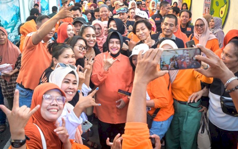 SAMBUTAN..Calon Wali Kota Makassar, Indira Jusuf Ismail, mendapatkan sambutan luar biasa dari warga Kelurahan Lajangiru, Kecamatan Ujung Pandang, Kota Makassar, Senin (7/10/2024) sore. foto: istimewa