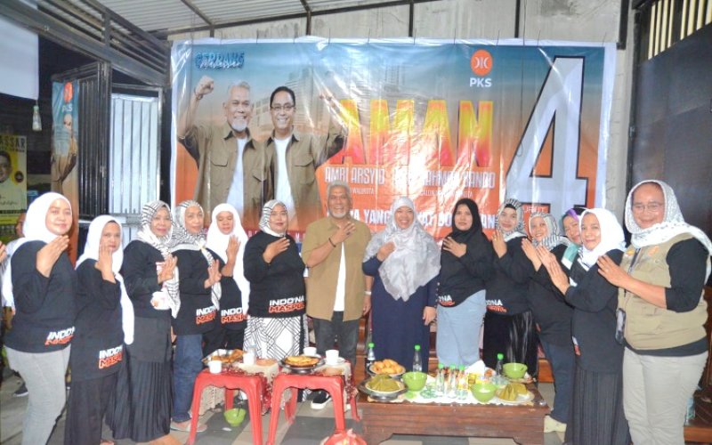 SILATURAHMI. Calon Wali Kota Makassar, Amri Arsyid, bertemu langsung dengan anggota Komunitas Indo'na Maspul di Kelurahan Bara-baraya Utara, Kecamatan Makassar, Senin (7/10/2024) malam. foto: istimewa