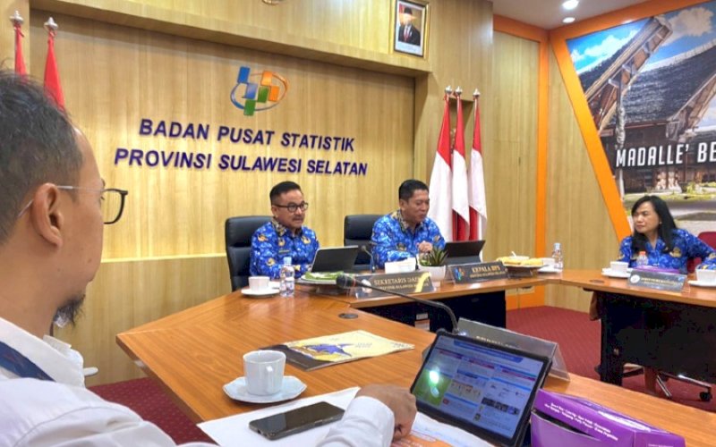 RILIS BPS. Kepala BPS Sulsel, Aryanto, saat merilis kondisi perekonomian Sulsel, di Kantor BPS Sulsel, Selasa (1/10/2024). Turut hadir Sekda Provinsi Sulsel, Jufri Rahman. foto: istimewa