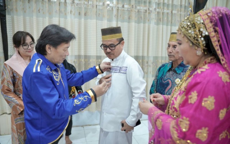 SILATURAHMI. Sekda Provinsi Sulsel Jufri Rahman menerima kunjungan silaturahmi sultan tertinggi kerajaan Kesultanan Maguindanao, Minadanao, Filipina His Majesty Sultan Abdullaaziz Zulkarnain Mastura Kudarat VI bersama saudaranya Ratu Rumah Kerajaan Luzon Tagalog, Kesultanan Maguindanao Her Royal Highness Mahaputri Ratu Mariam Leonor Torres Mastura.di Rumah Jabatan Sekda Sulsel, Jl Sultan Hasanuddin, Kota Makassar, Kamis (24/10/2024) malam. foto: istimewa