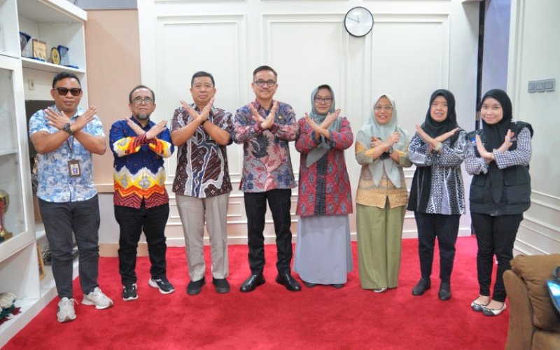 PERTEMUAN. Sekda Provinsi Sulsel Jufri Rahman menerima Direktur Politeknik STIA LAN Makassar Sulaeman Fattah beserta jajaran di Kantor Gubernur Sulsel, Rabu (2/10/2024). foto: istimewa
