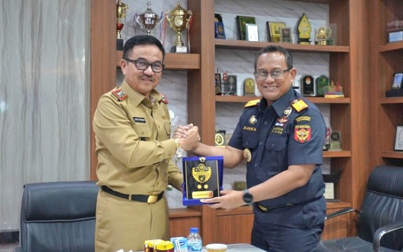PERTEMUAN. Sekda Provinsi Sulsel Jufri Rahman menerima kunjungan Kepala Kantor Wilayah Direktorat Jenderal Bea Cukai (DJBC) Sulawesi Bagian Selatan (Sulbagsel) Djaka Kusmartata beserta jajarannya di Ruang Kerja Sekda Sulsel, Selasa (22/10/2024). foto: istimewa