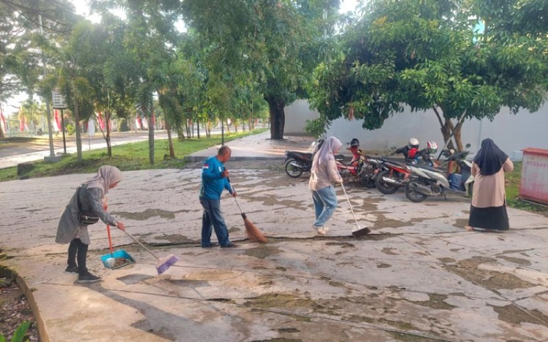 JUMAT BERSIH. Sejumlah pegawai Biro Organisasi Setda Pemprov Sulbar melaksanakan kegiatan kegiatan Jumat Bersih, Jumat (4/10/2024). foto: istimewa