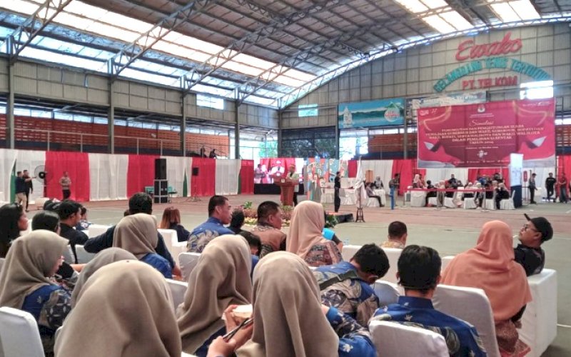 SIMULASI. KPU Provinsi Sulsel menggelar simulasi pemungutan dan penghitungan suara Pilkada Serentak 2024 di Lapangan Tennis Indoor Telkom Makassar, Sabtu (26/10/2024). foto: istimewa