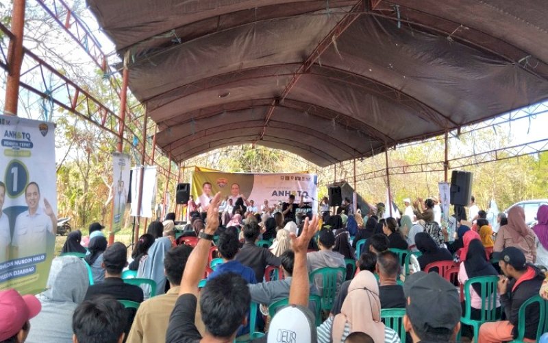 KAMPANYE. Pasangan Calon Wali Kota dan Wakil Wali Kota Parepare Nomor Urut 1, Andi Nurhaldin Nurdin Halid dan Taqyuddin Djabbar (ANH-TQ) menggelar kampanye terbuka di Kelurahan Bukit Harapan, Kecamatan Soreang, Kota Parepare, Sabtu (12/10/2024). foto: istimewa