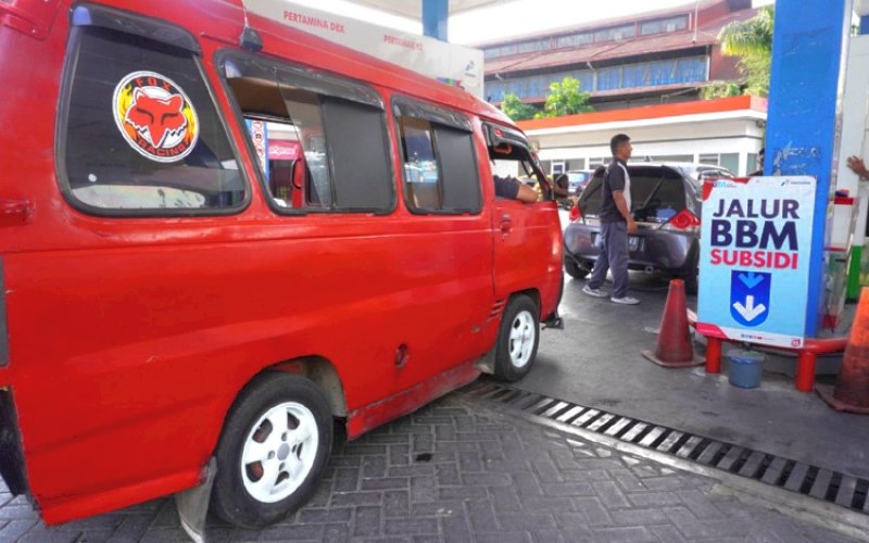 BBM. Salah satu angkutan kota (Pete-pete) mengisi BBM. Syarat untuk membeli BBM Subsidi dengan mendaftarkan data diri dan kendaraan melalui program subsidi tepat. foto: istimewa
