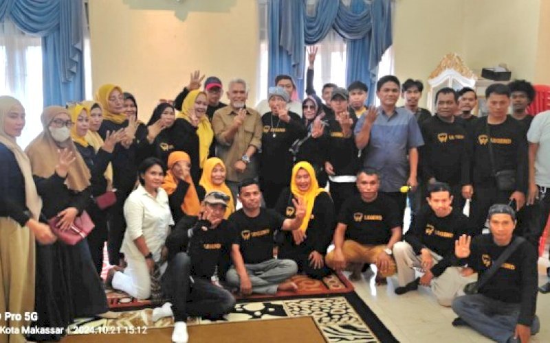 DUKUNGAN. Komunitas Legend Askod resmi menyatakan dukungan untuk Pasangan Calon Wali Kota dan Wakil Wali Kota Makassar Nomor Urut 4, Amri Arsyid-Abd Rahman Bando, Senin (21/10/2024). foto: istimewa