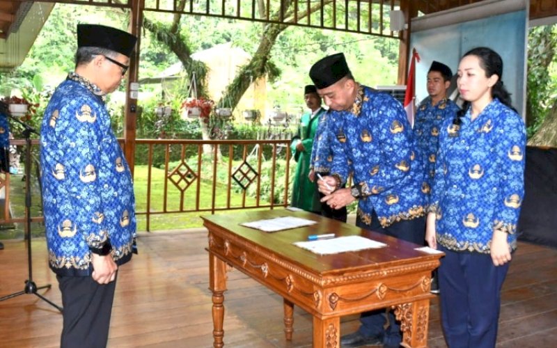 PELANTIKAN. Sekda Provinsi Sulbar, Muhammad Idris, melakukan pengambilan sumpah dan pelantikan pejabat administrator dan fungsional lingkup Pemprov Sulbar di Rujab Sekda Provinsi Sulbar, Rabu (16/10/2024). foto: istimewa