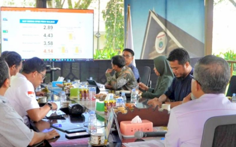 RAKOR. Sekda Provinsi Sulbar, Muhammad Idris, memimpin Rapat Koordinasi persiapan Forum Group Discussion (FGD) penilaian interviu evaluasi Pemerintahan Berbasis Elektronik (SPBE) Pemerintah Provinsi (Pemprov) Sulbar 2024 di Ruang Rapat Rujab Sekda Sulbar, Jumat (18/10/2024). foto: istimewa